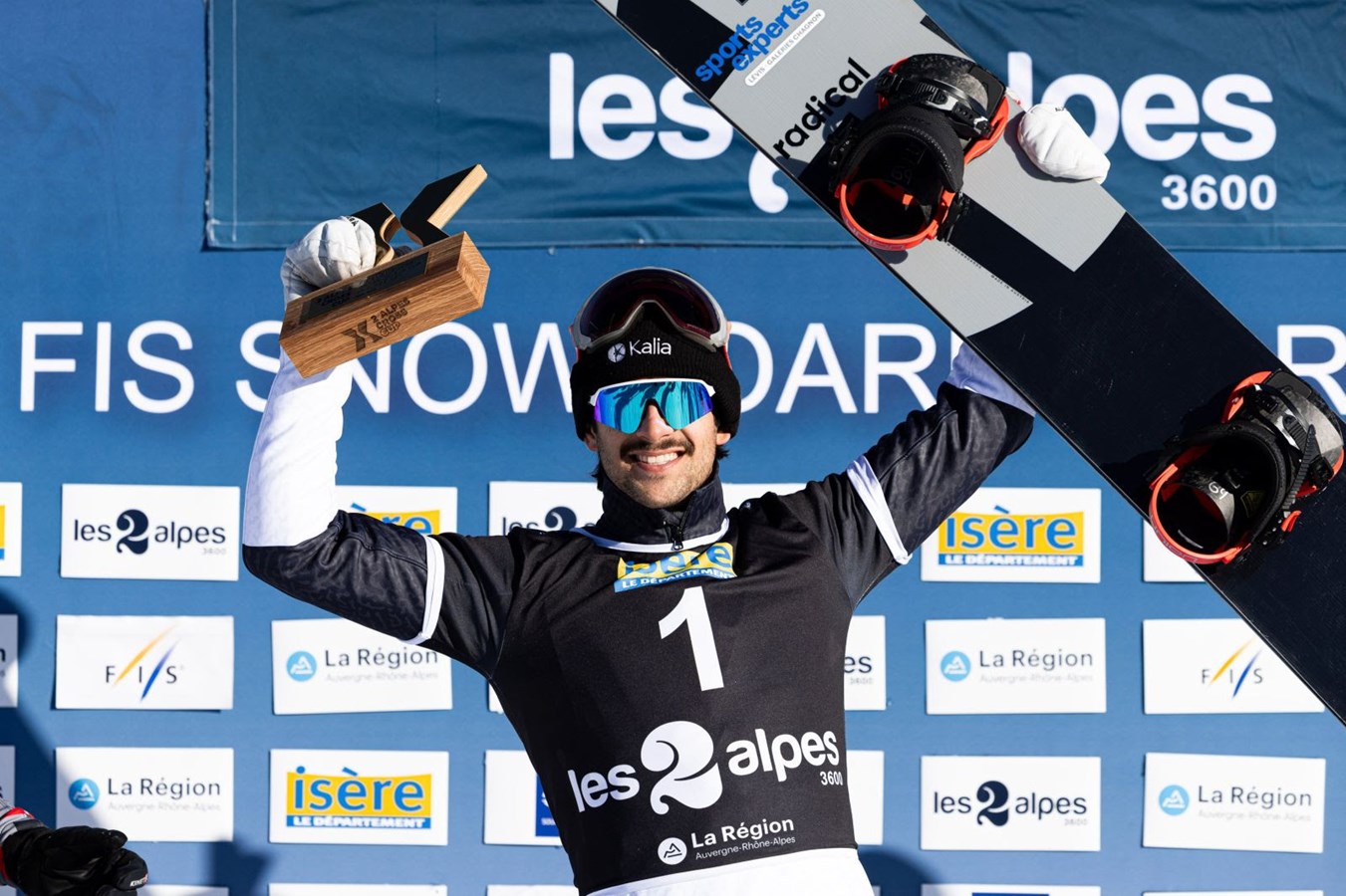 Snowboard cross: déjà une victoire pour Eliot Grondin