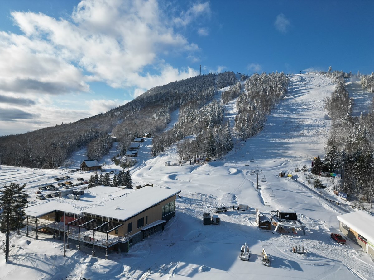 Le Mont Adstock inaugure son nouveau chalet multiservices
