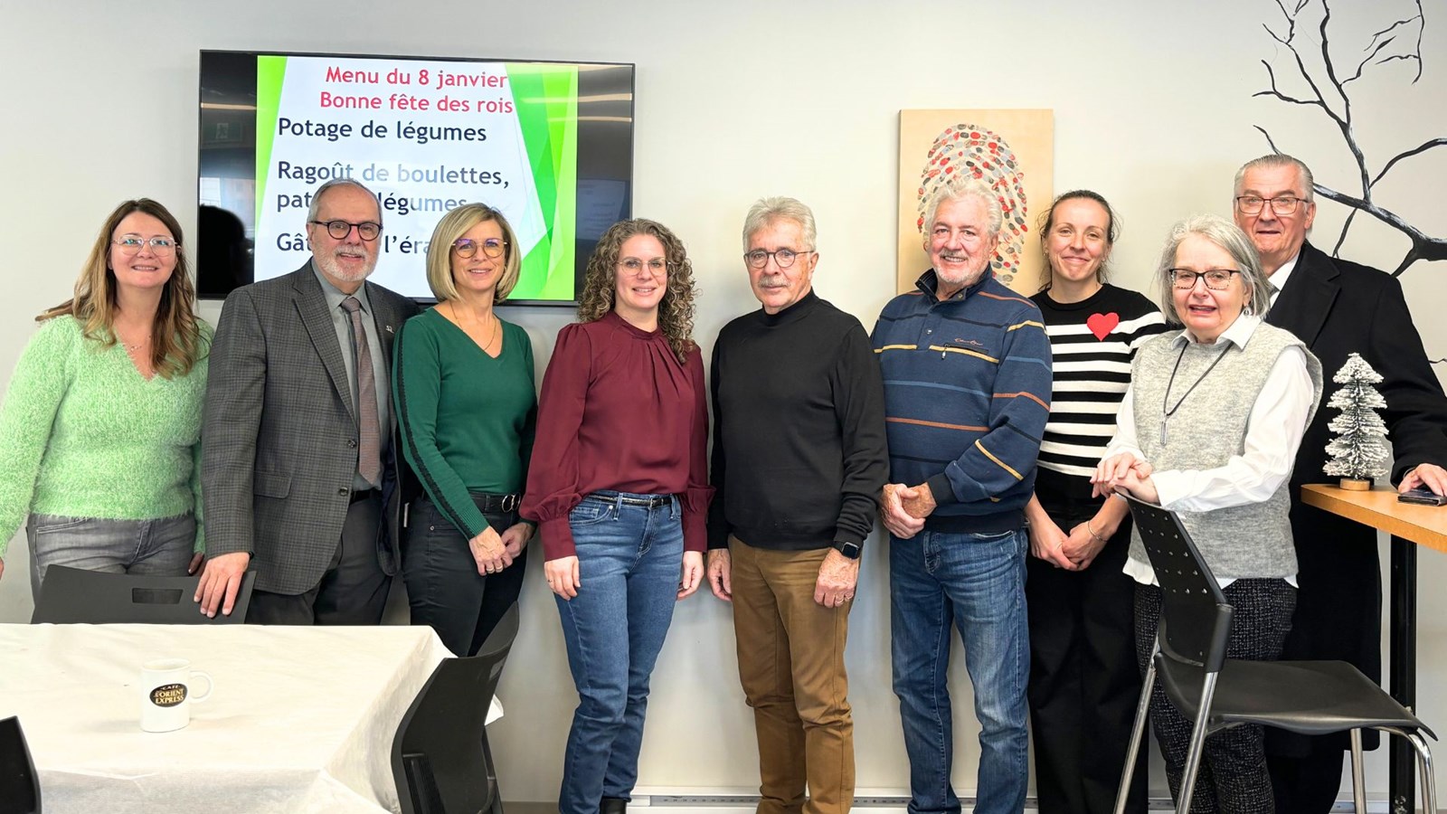 De gauche à droite, Cathy Fecteau, directrice du Bercail, Claude Morin, maire, de Saint-Georges, Manon Giguère, membre du CA du Bercail, Manon Bougie, conseillère municipale de Saint-Georges, Rémy Morin, membre du CA du Bercail, Serge Thomassin, conseiller municipal de Saint-Georges, Sarah Bellemare, coordonnatrice du volet administratif au Bercail, Dorothée Rodrigue, membre du CA du Bercail, et Gabriel Giguère, préfet intérimaire de la MRC de Beauce-Sartigan et maire de Saint-Côme.