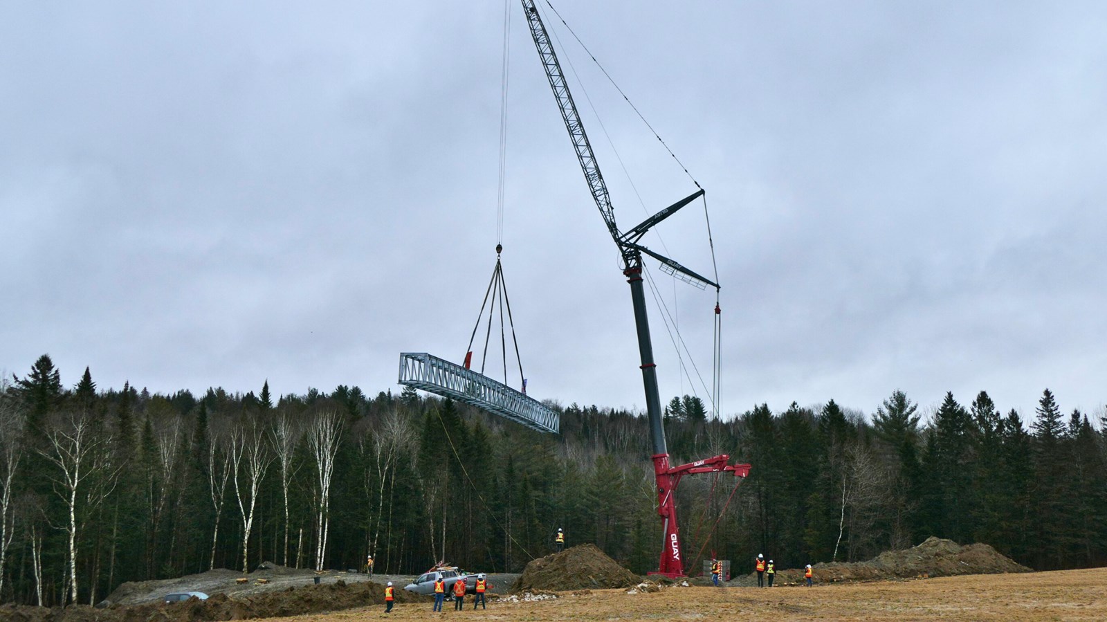 La nouvelle passerelle de la rivière Famine est installée