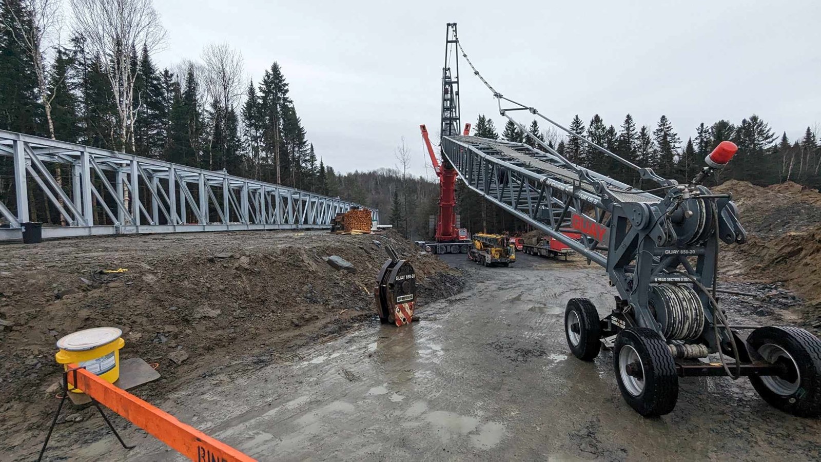 La nouvelle passerelle de la rivière Famine est installée
