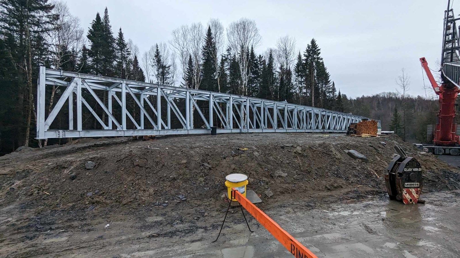 La nouvelle passerelle de la rivière Famine est installée