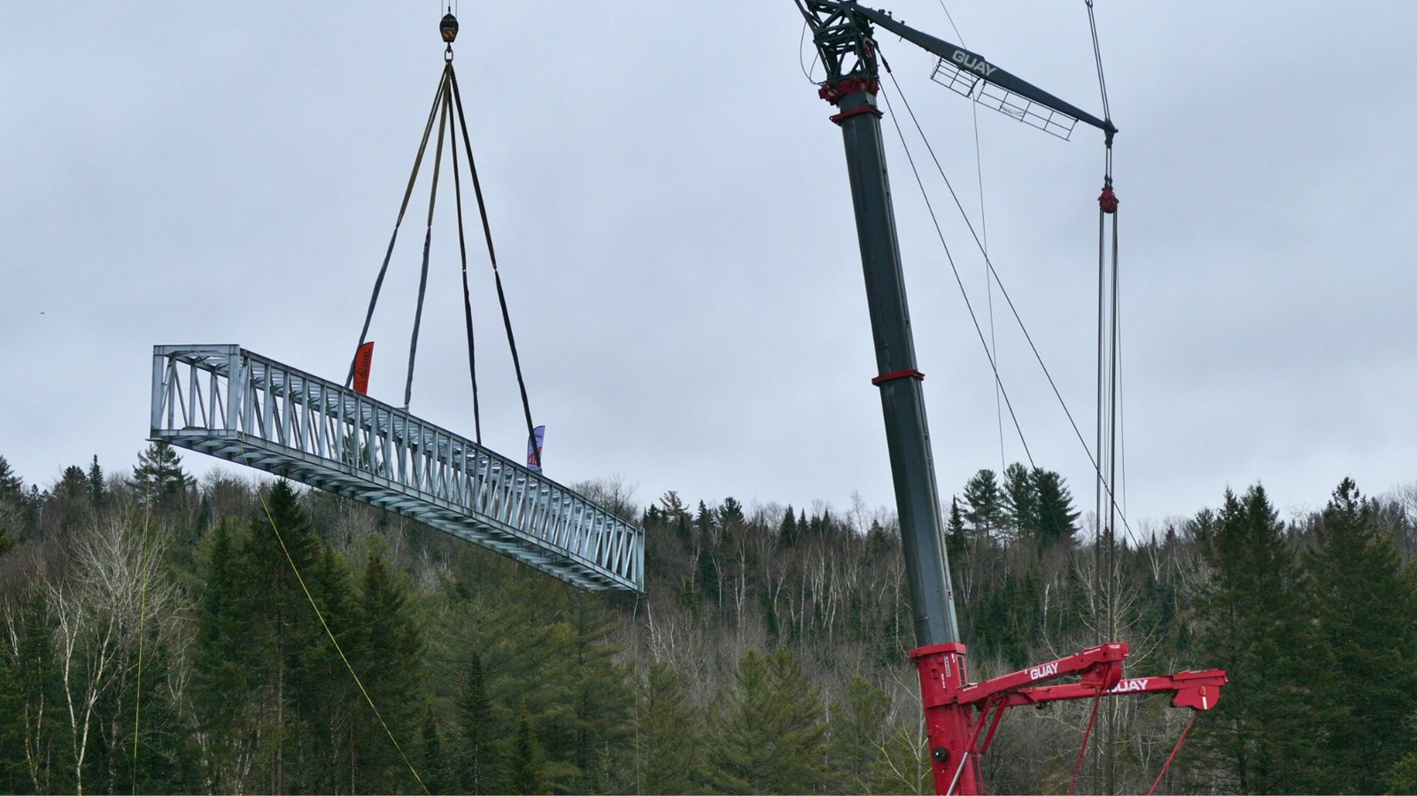 La nouvelle passerelle de la rivière Famine est installée