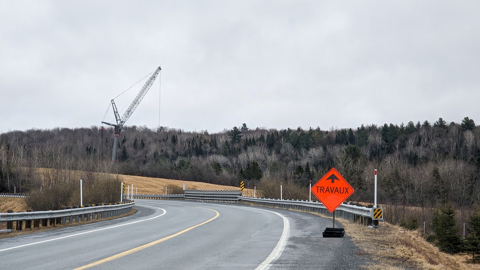 La nouvelle passerelle de la rivière Famine est installée