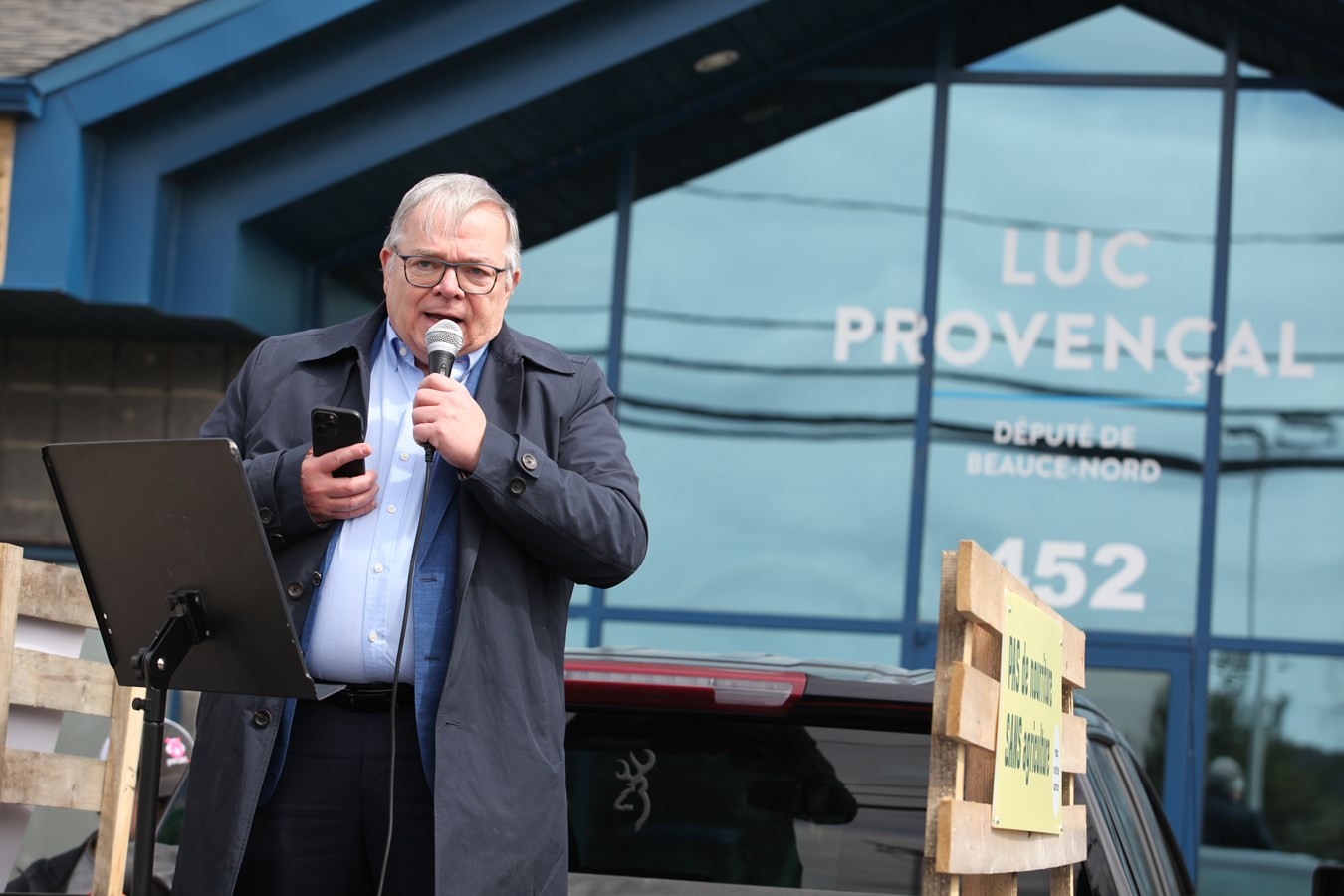 Luc Provençal lors de sa prise de parole devant les agriculteurs