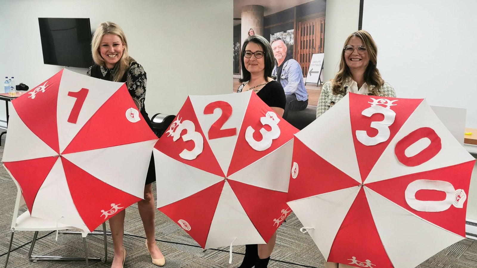 La présidente-directrice générale de Centraide Québec et Chaudière-Appalaches, Isabelle Genest, a dévoilé le montant en compagnie de la v-p affaires sociales de l'organisme, Cathy Desmarais, et la directrice générale du Bercail, Cathy Fecteau.