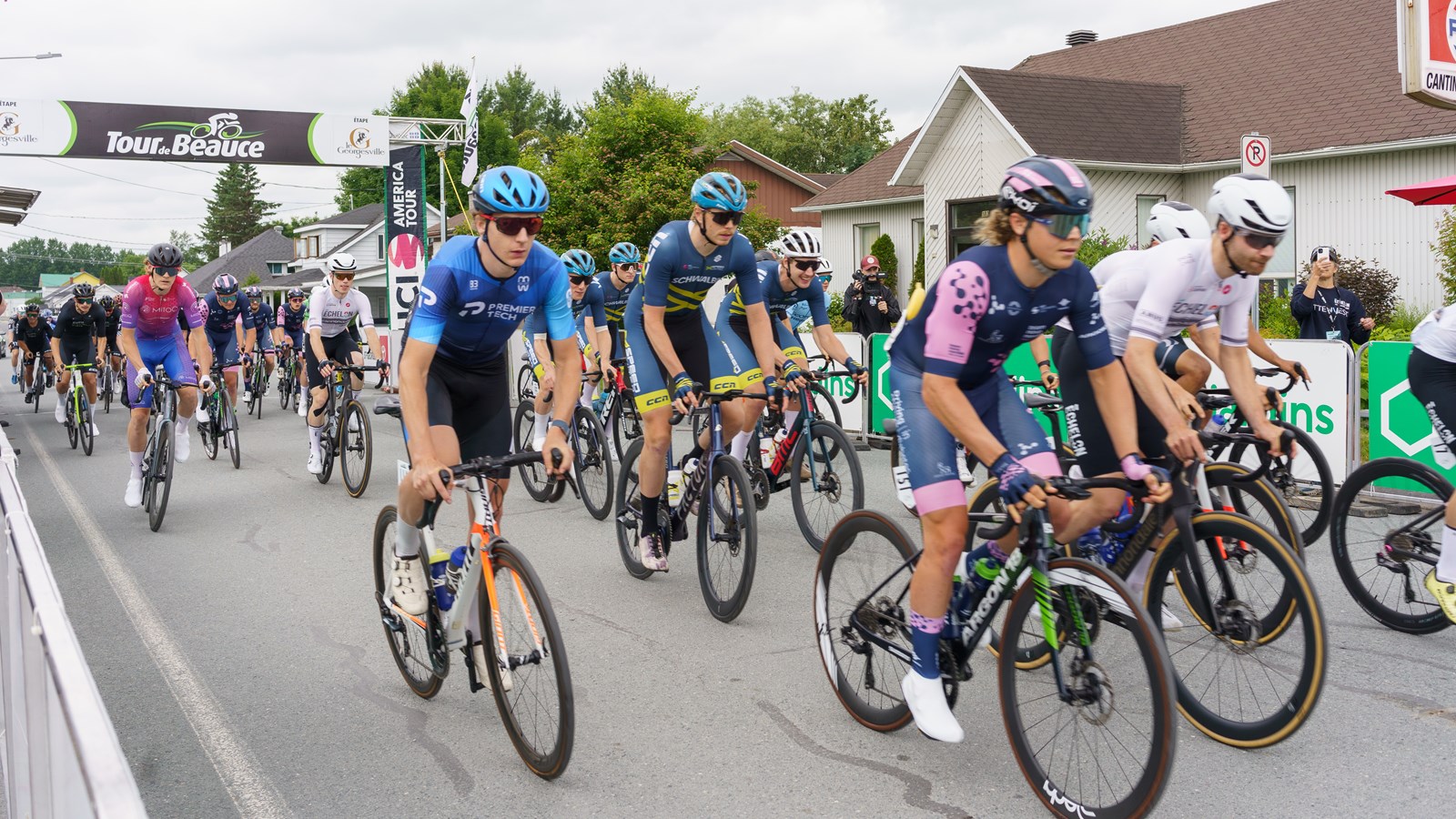 Les 21 équipes du Tour de Beauce se sont élancées ce matin