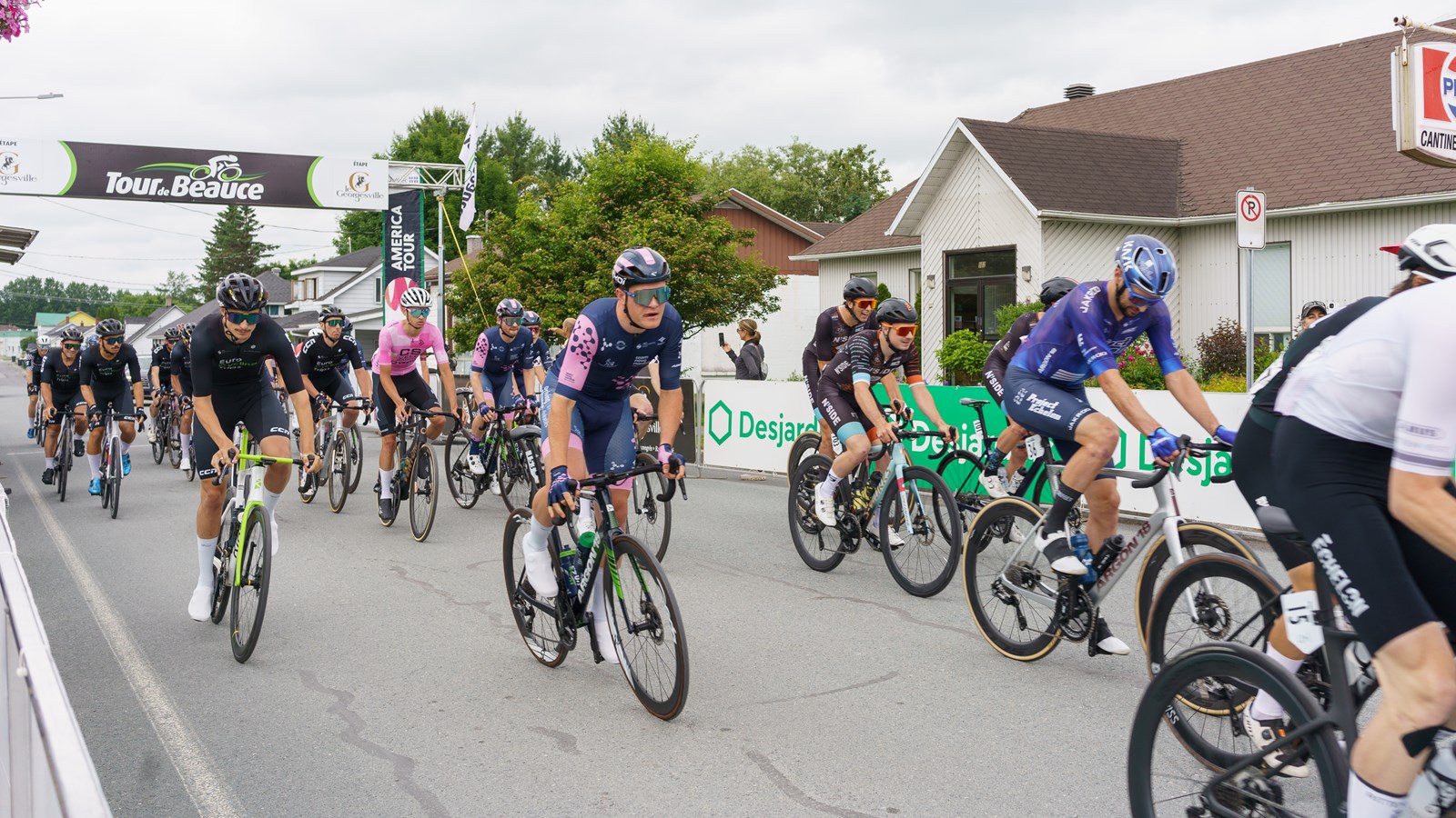 Les 21 équipes du Tour de Beauce se sont élancées ce matin