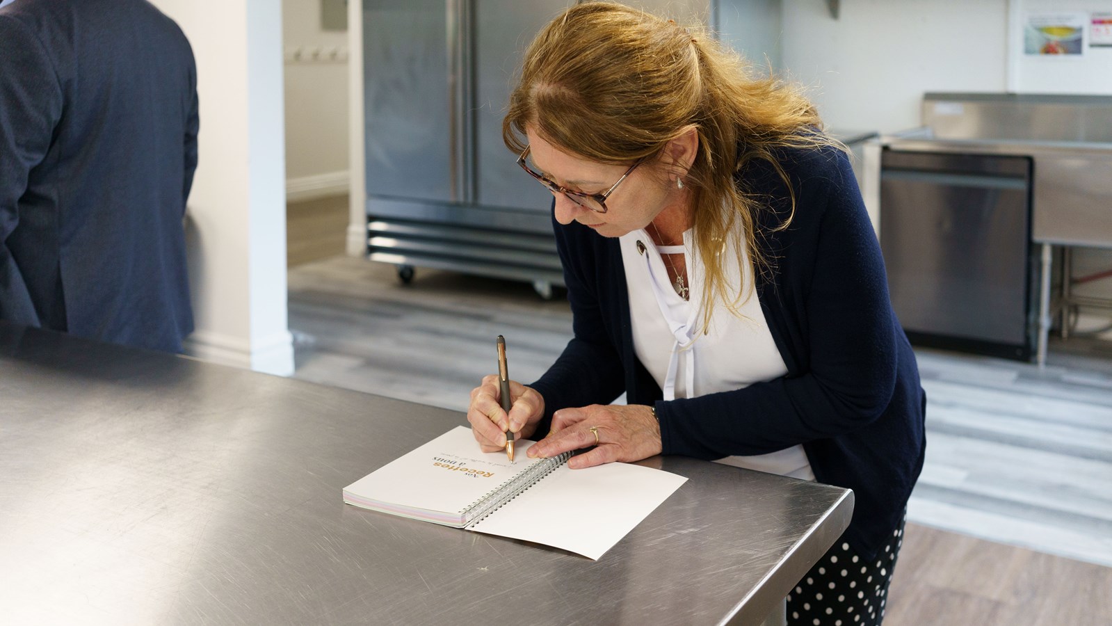 Louise autographie son livre de recettes pour la ministre