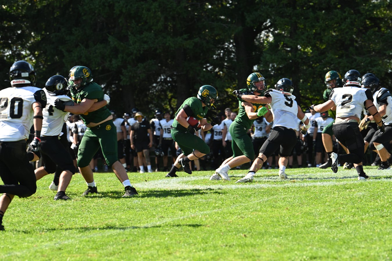 Les Condors Football remportent leur premier match à domicile