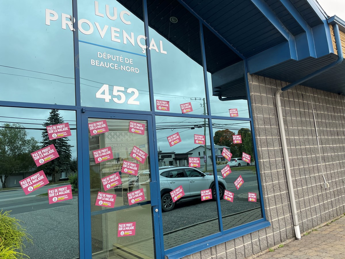 Le bureau du député de Beauce-Nord placardé d'autocollants de la CSN