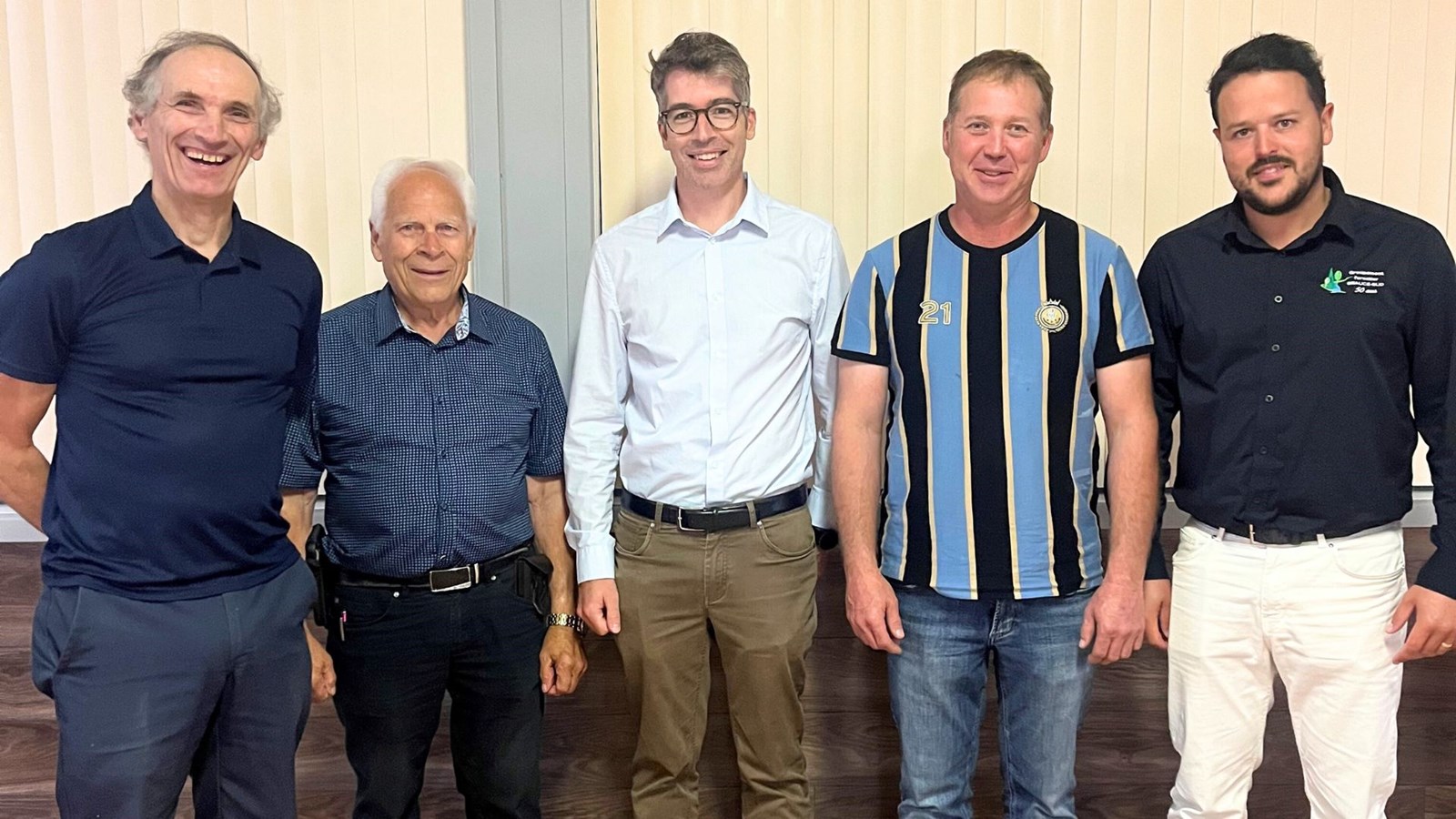 Au centre de la photo, on aperçoit le directeur général de Groupement forestier Québec, Vincent Garneau, qui était présent pour les assemblées de fusion du Groupement forestier Chaudière, représenté ici par son directeur général et son président, respectivement André Emery et Valère Bolduc, avec celui de Beauce-Sud, présidé par Éric Jolicoeur et dirigé par Samuel Poulin.