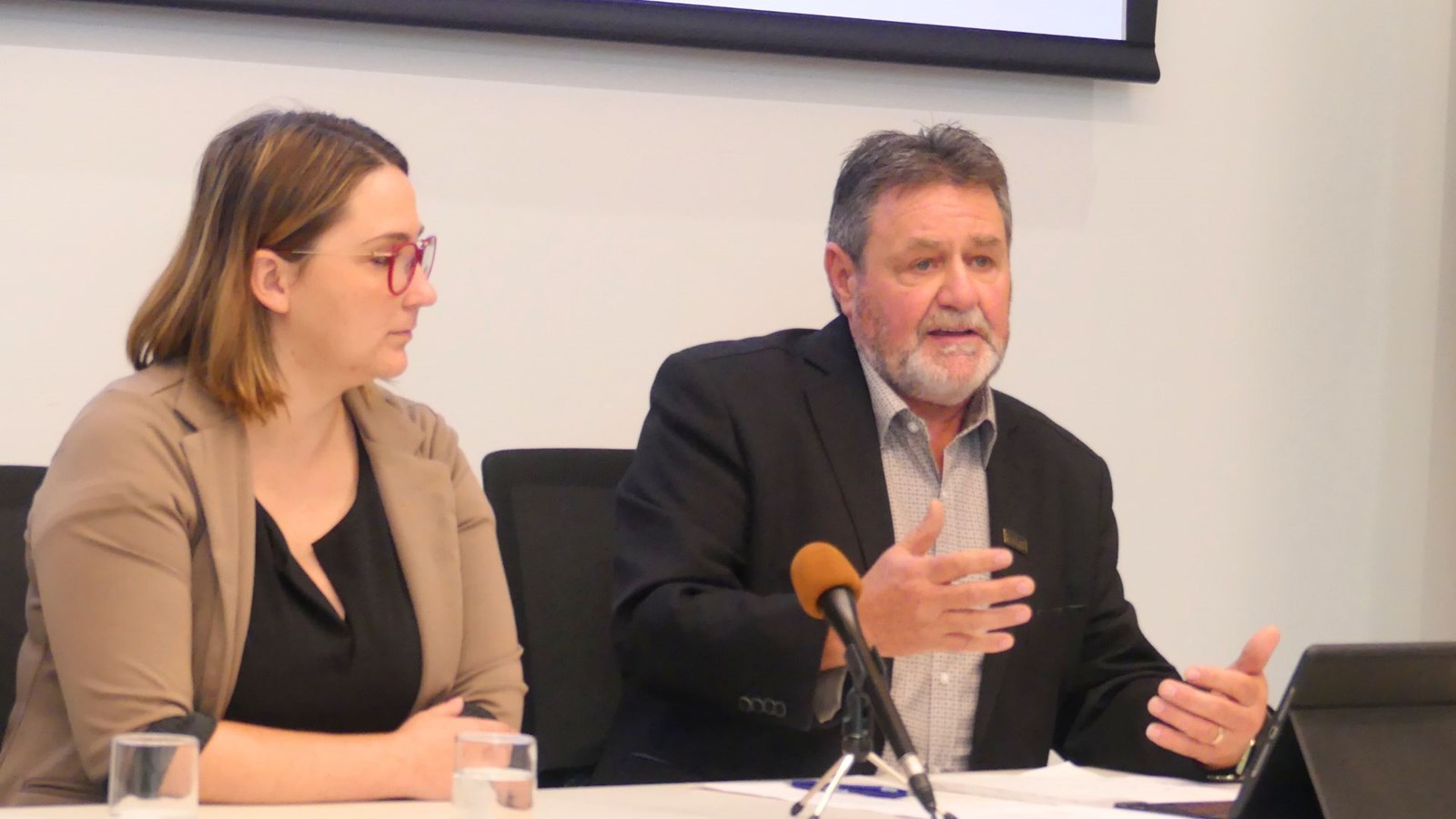 Le président de Deflex Composite, Serge Jacques, en compagnie de la directrice des ressources humaines de l'entreprise, Manon Amosini.