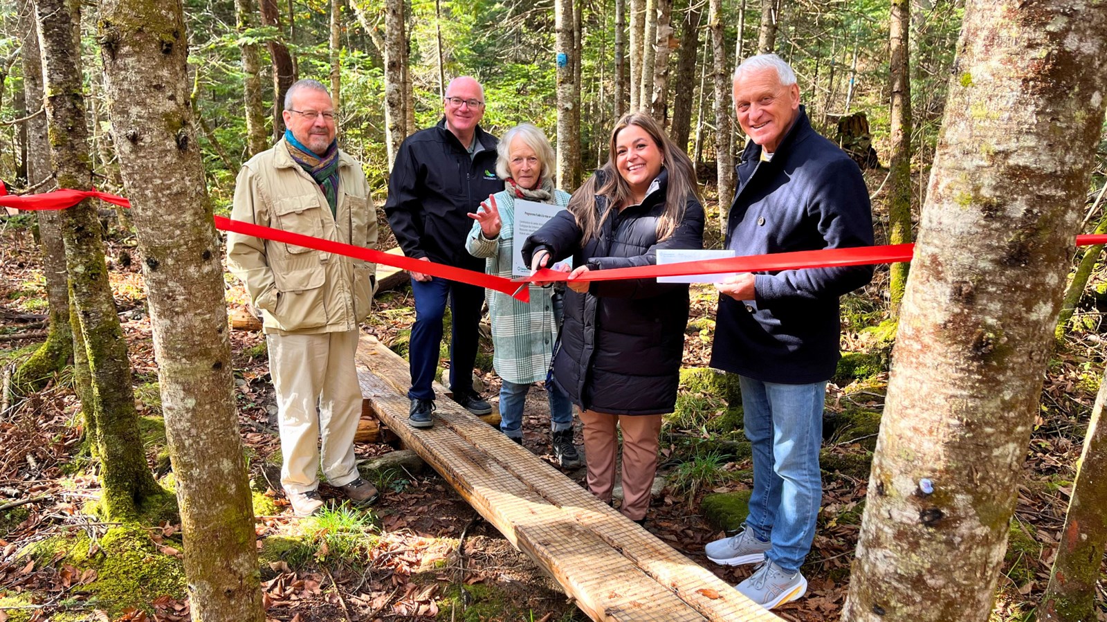De gauche à droite : Martin Paulette, bénévole, Jude Émond, représentant de la municipalité de Lac-Etchemin, Pauline Pelchat, administratrice de l'Association écologique des Etchemins, Élisa Leblond-Fortin, Vice-Présidente de l'Association écologique et Guyda Deblois, représentant de Desjardins
