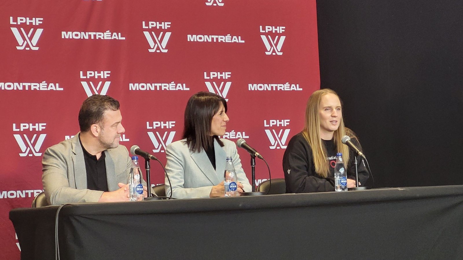 Le président de Gestev, Martin Tremblay, la directrice des opérations de La Victoire de Montréal, Marie-Christine Boucher et Ann-Renée Desbiens, gardienne de but de La Victoire de Montréal.