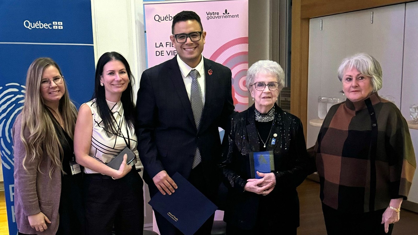 On aperçoit au centre de la photo Olivette Veilleux, récipiendaire du «Prix Hommage Aînés» pour la région de Chaudière-Appalaches, entourée, de gauche à droite, de Chloé Poulin et Peggy Poulin, de la résidence du Manoir du Quartier, Samuel Poulin, député de Beauce-Sud, et Nicole Champagne, présidente de la Table de concertation des aînés de Chaudière-Appalaches.