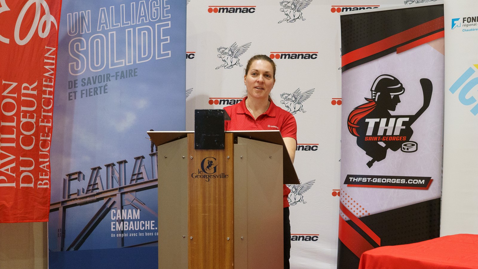 Amélie Larivière, entraîneur adjointe au programme études-sports et représentante de l’entreprise Canam
