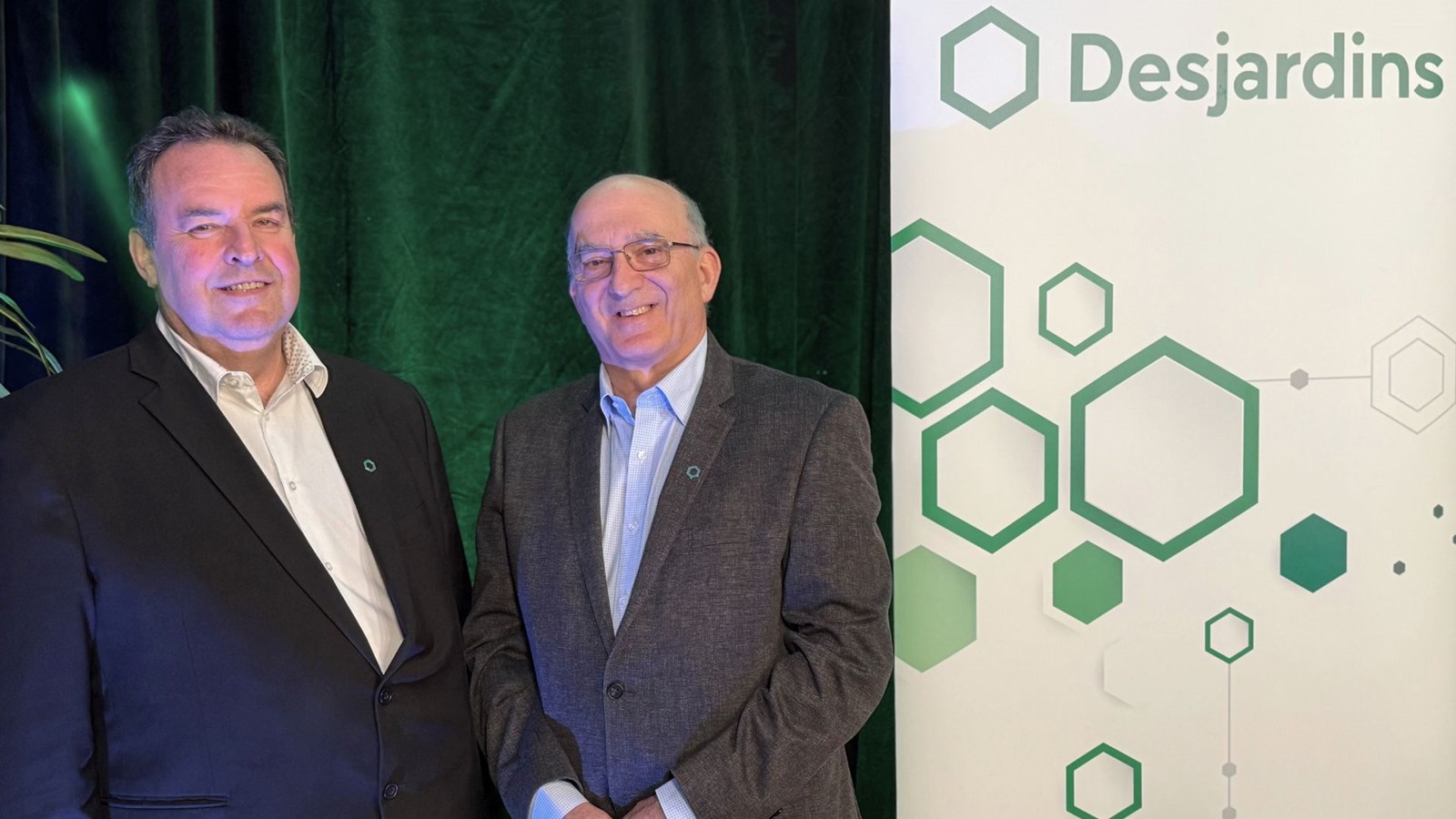 Daniel Allen, directeur général par intérim, et André St-Pierre, président du conseil d'administration de la Caisse Desjardins des Sommets de la Beauce.