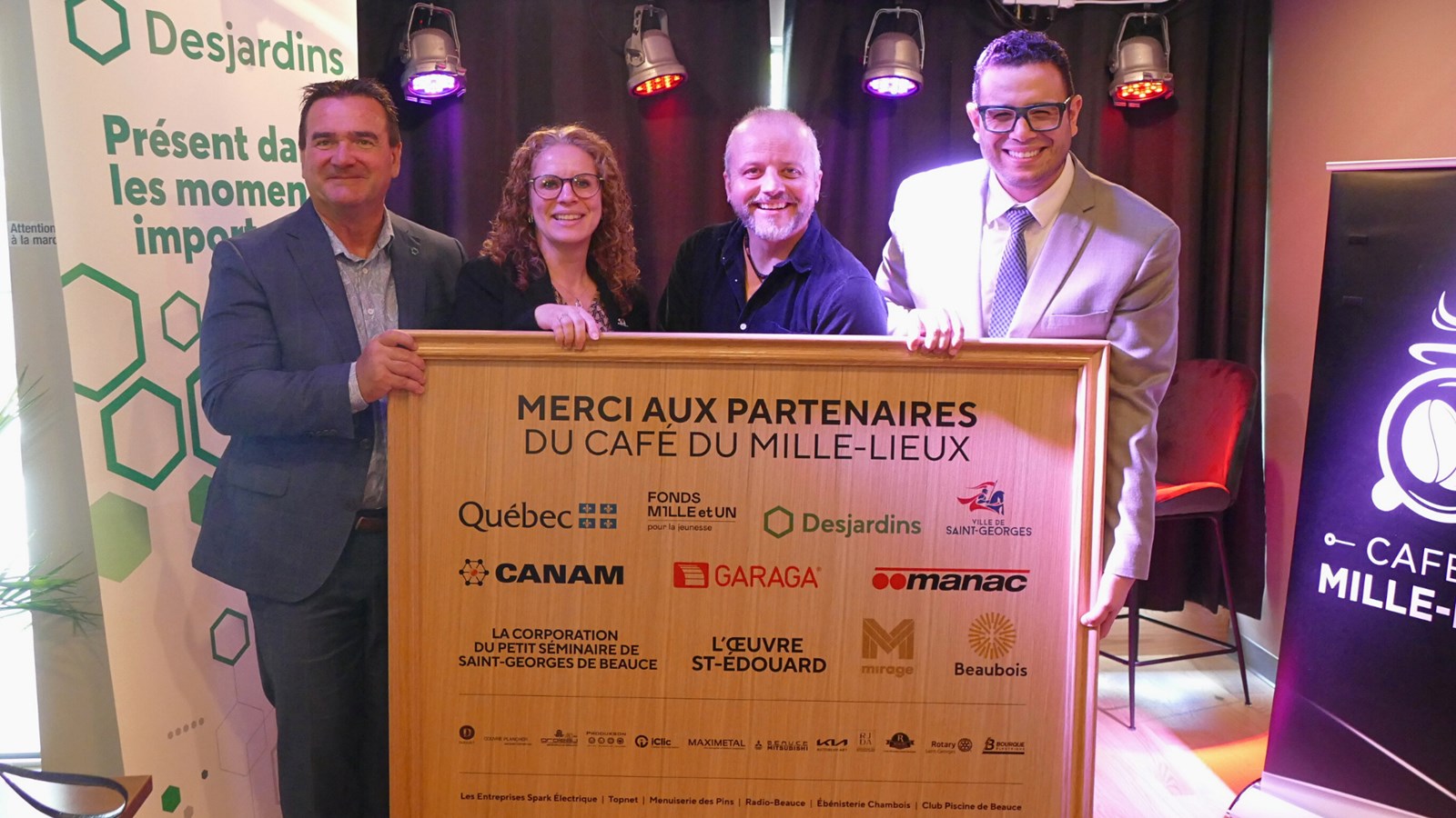 Donald Paquet, directeur général de la Caisse Desjardins du Sud de la Chaudière, Manon Bougie, mairesse suppléante de la Ville de Saint-Georges, Martin Beaulieu, directeur général du CJE Beauce-Sud et Samuel Poulin, député de Beauce-Sud.