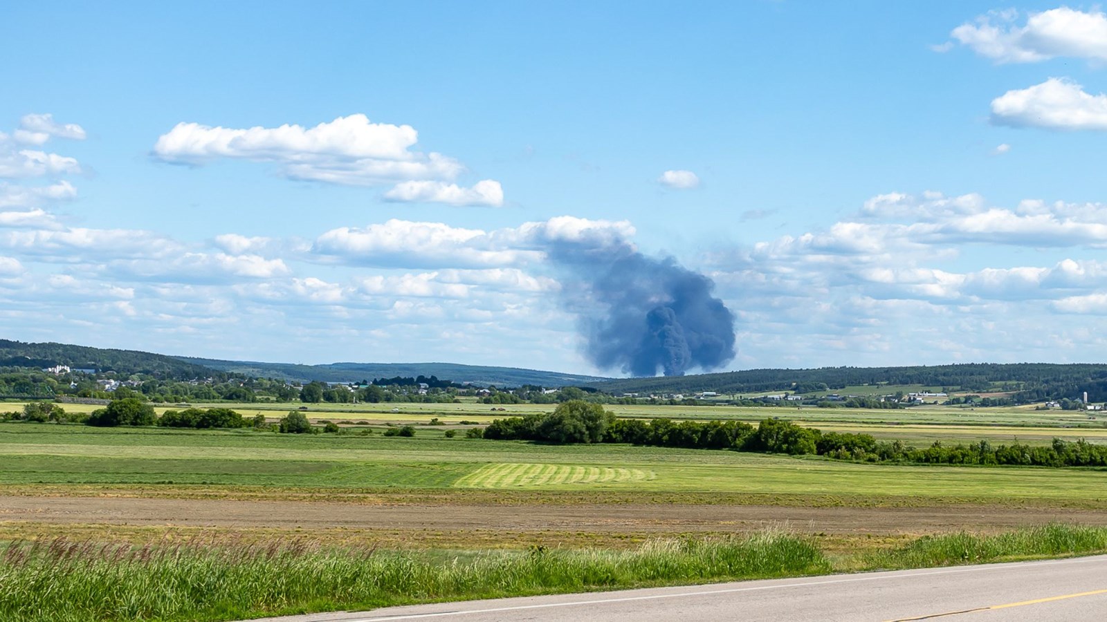 Beauceville : important incendie de pneus chez Royal Mat