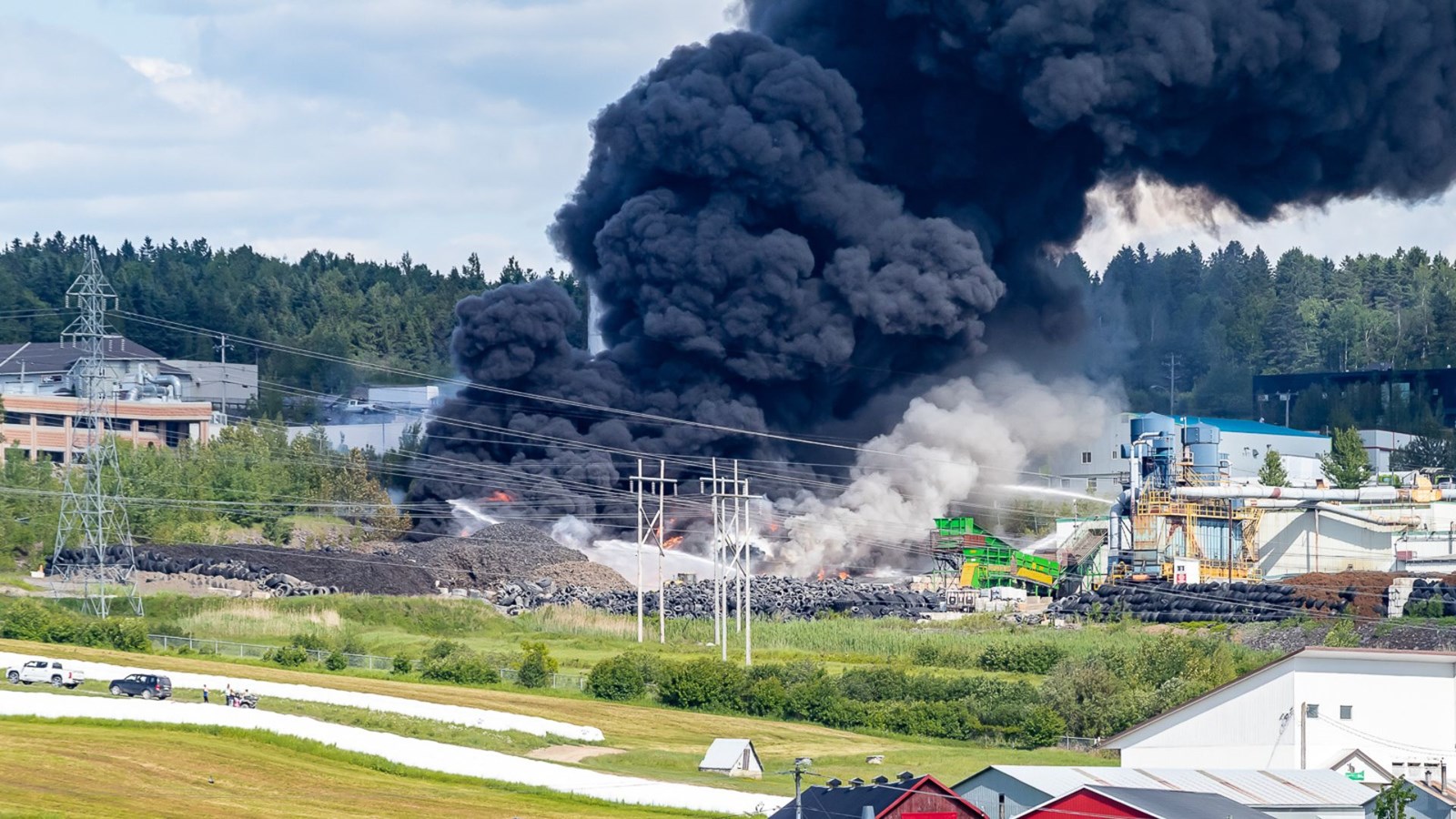 Beauceville : important incendie de pneus chez Royal Mat