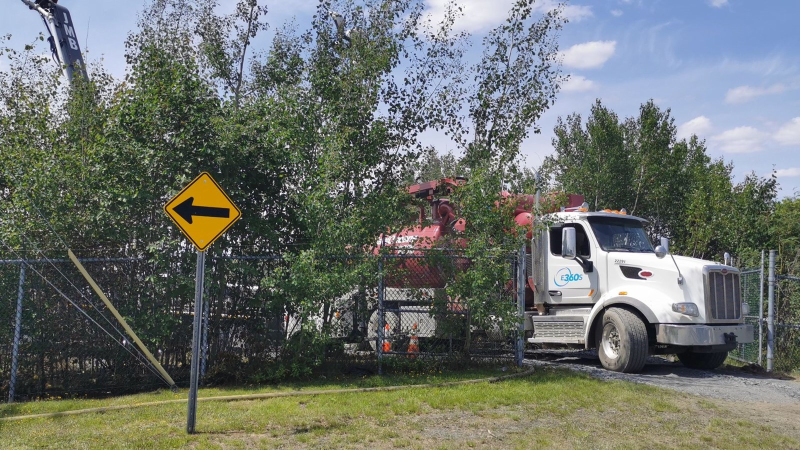 Des camions-citernes remplis d'eau se relaient pour alimenter le bras téléscopique utilisé pour arroser constamment le site.