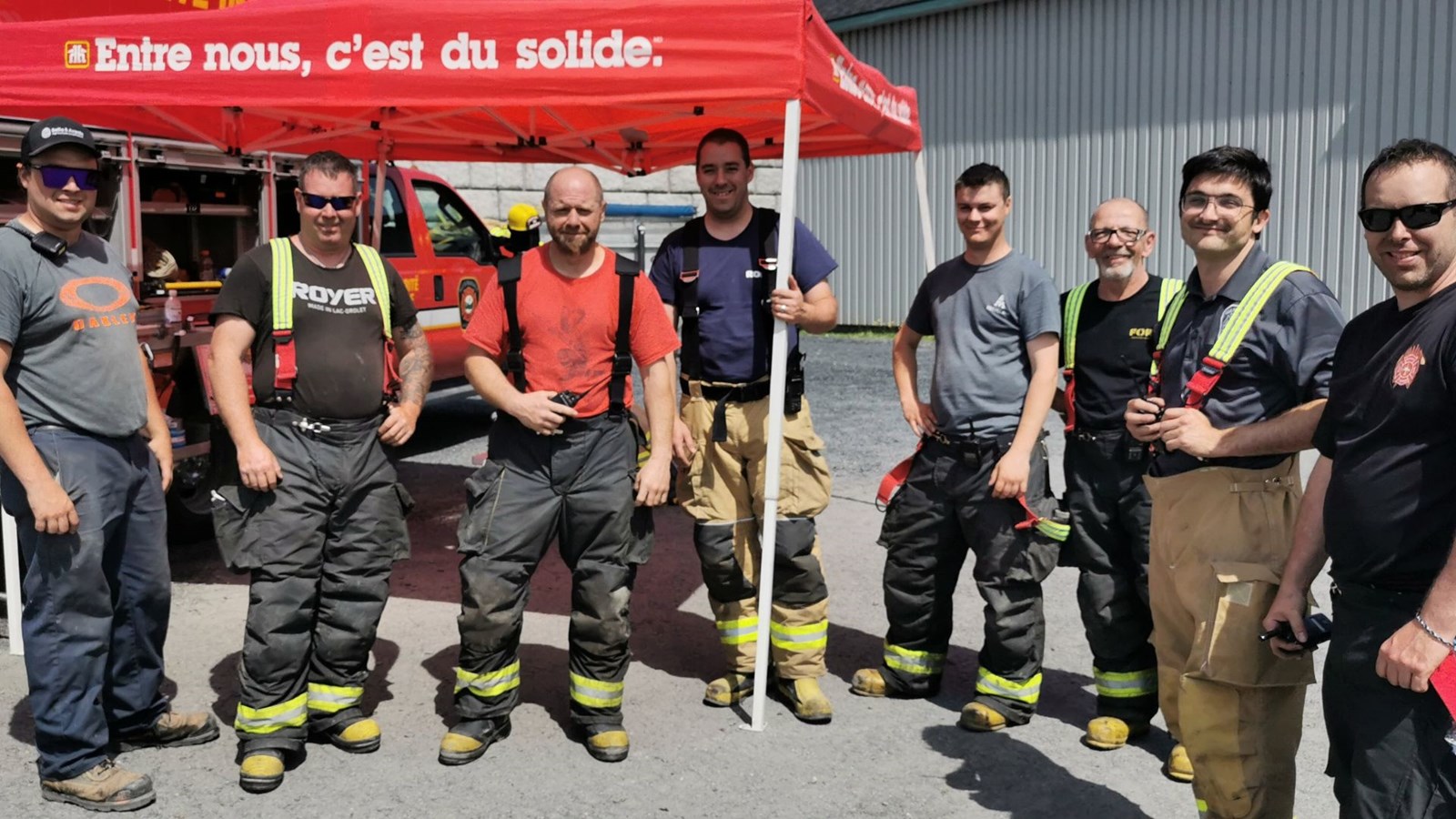 Quelques uns des pompiers qui se relaient depuis 24 heures.