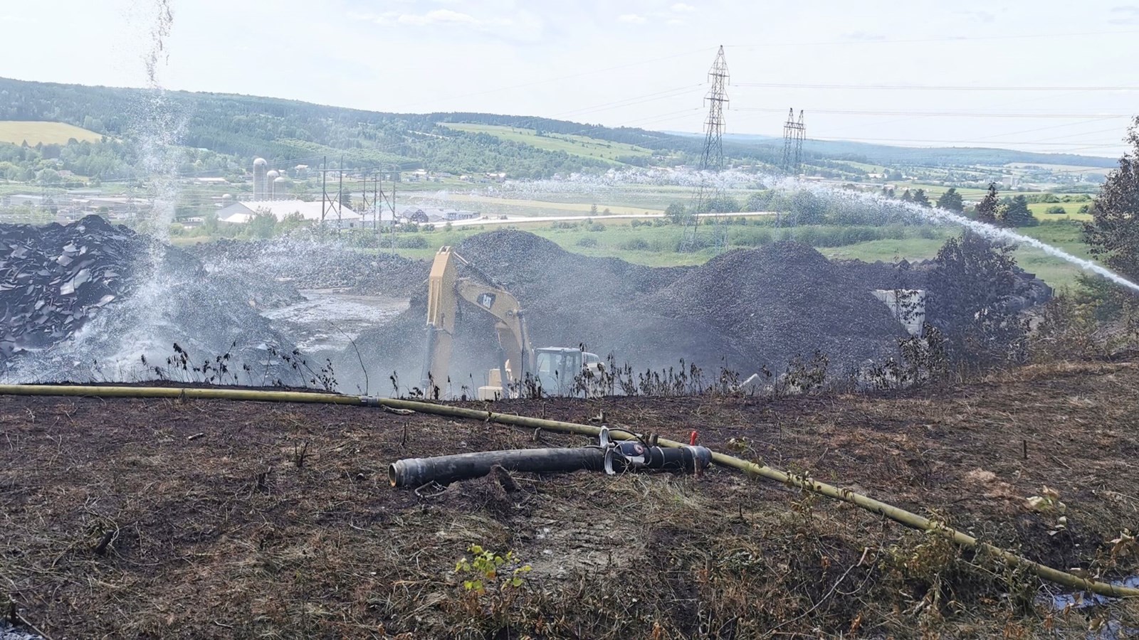 Incendie chez Royal Mat: les pompiers sont toujours sur les lieux