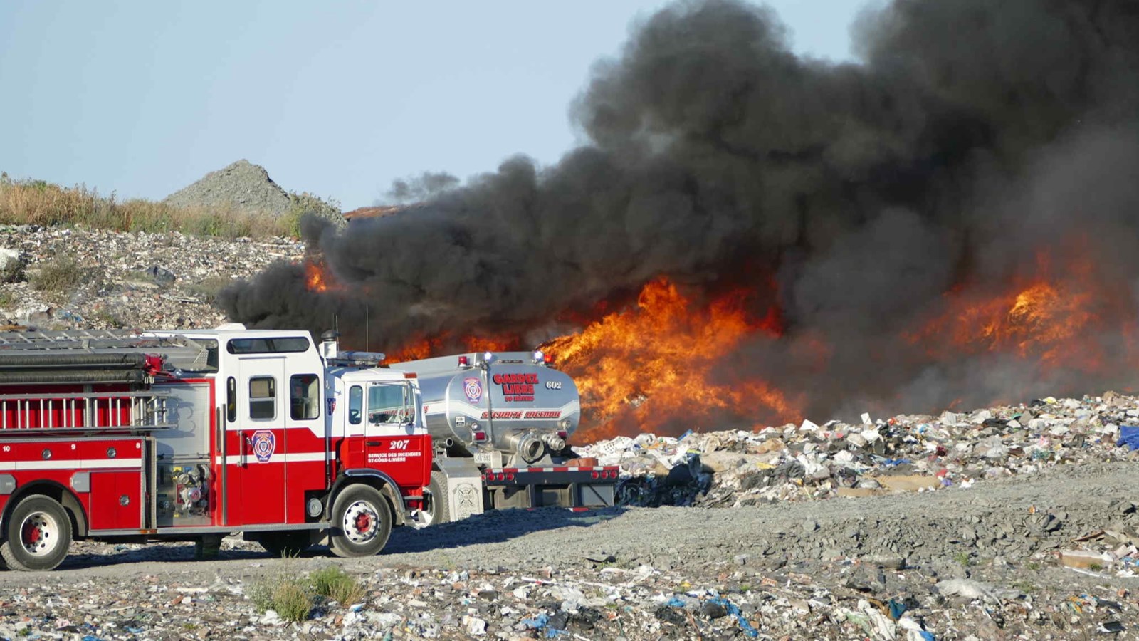 Feu majeur dans un site de déchets à Saint-Côme-Linière