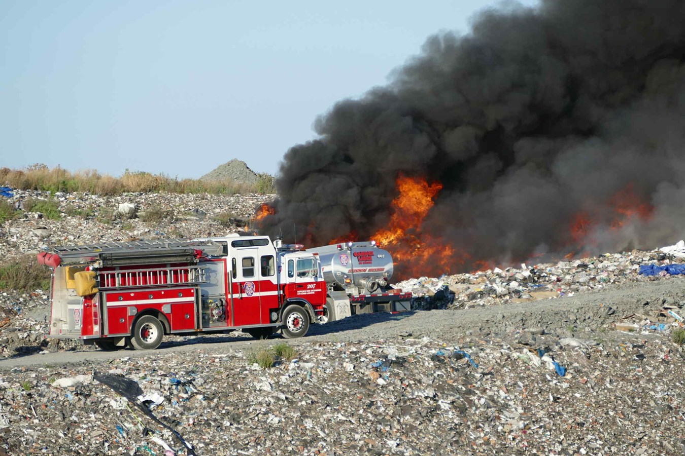 Feu majeur dans un site de déchets à Saint-Côme-Linière