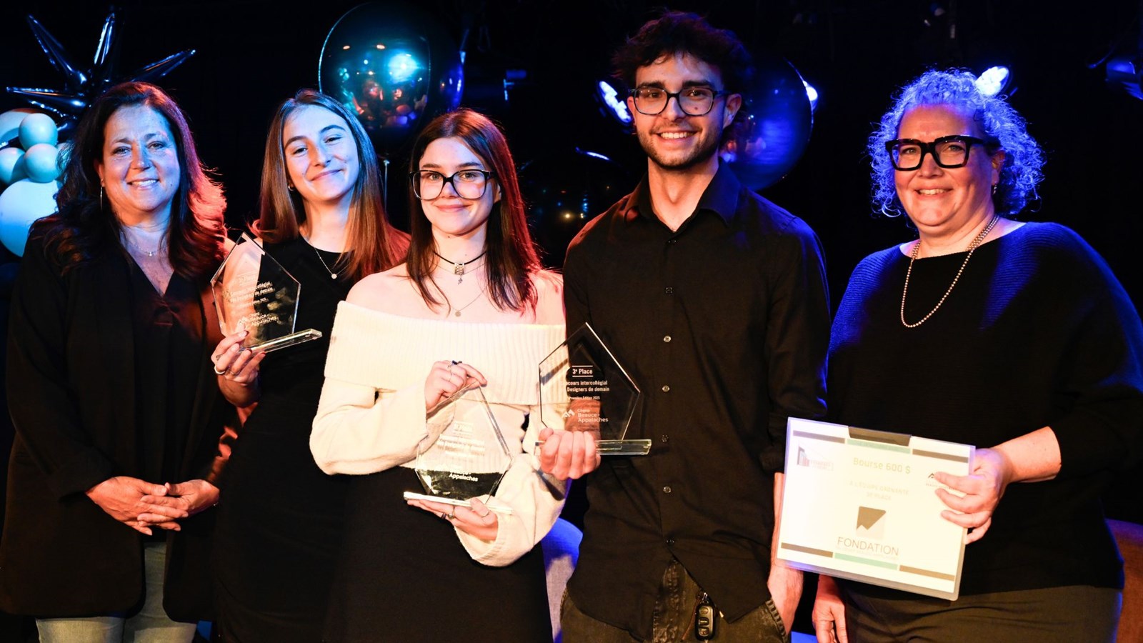 Félicia Larouche, Pauline Sécher, Julien Bélanger-Duval, du Cégep Garneau, ont terminé en 3e position. Il sont en compagnie de Caroline Bouchard (CB-A) et Geneviève Hamelin (Hamelin Design).