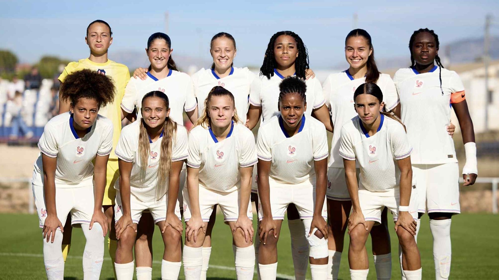 Roxanne Bolduc (2e en partant de la droite en haut) avec l'Équipe de France U19