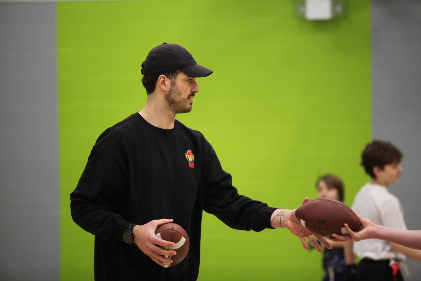 Notre-Dames-des-Pins: Les frères Auclair initient les jeunes au flag football