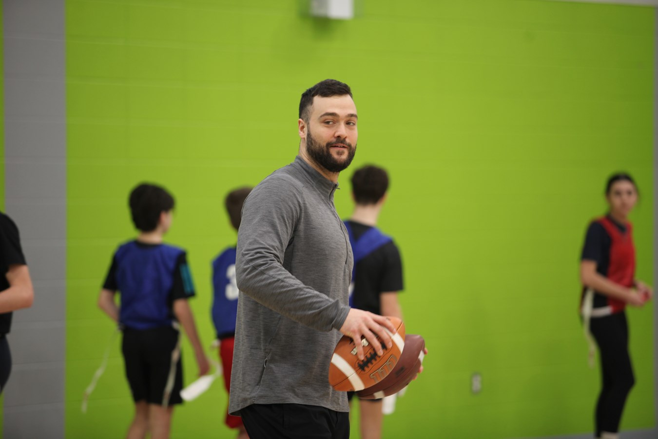 Notre-Dames-des-Pins: Les frères Auclair initient les jeunes au flag football
