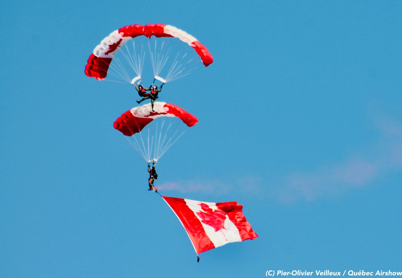 Les parachutistes des Skyhawks
