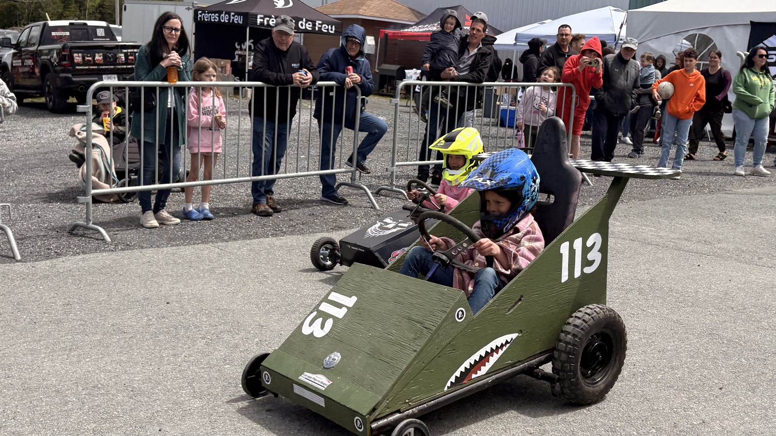 Festival Choc des générations: des jeunes heureux aux courses de boîtes à savon