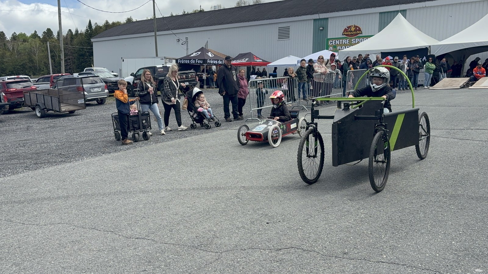 Festival Choc des générations: des jeunes heureux aux courses de boîtes à savon