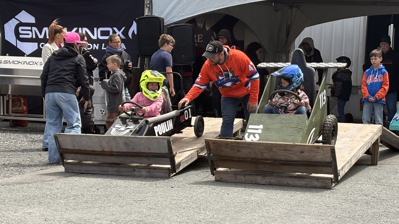Festival Choc des générations: des jeunes heureux aux courses de boîtes à savon