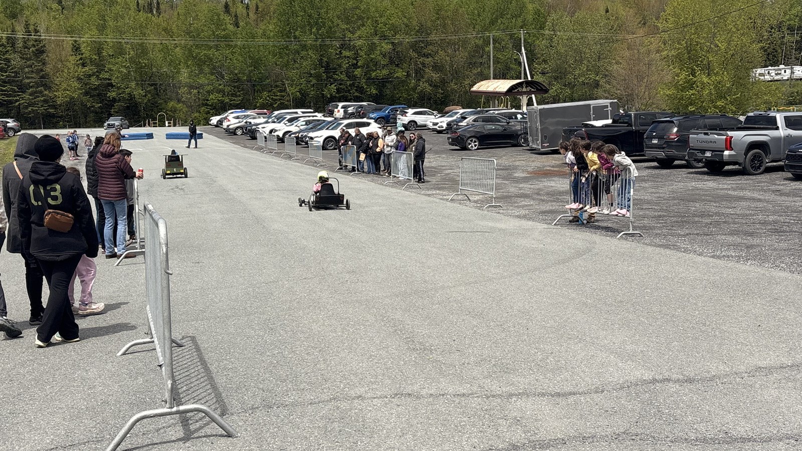 Festival Choc des générations: des jeunes heureux aux courses de boîtes à savon