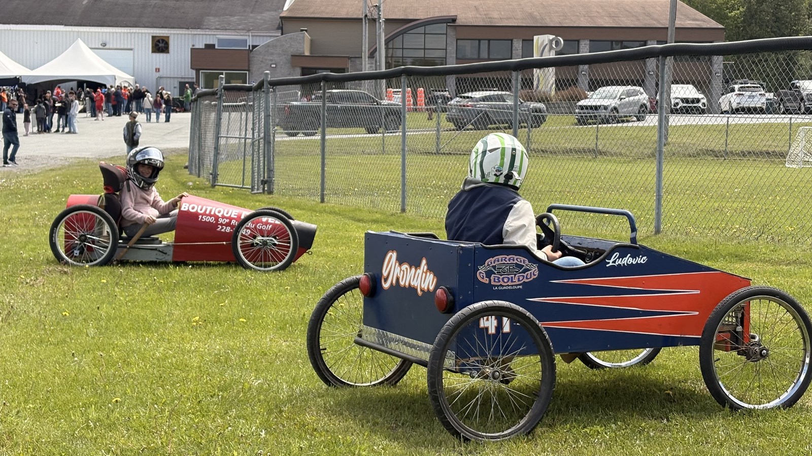 Festival Choc des générations: des jeunes heureux aux courses de boîtes à savon