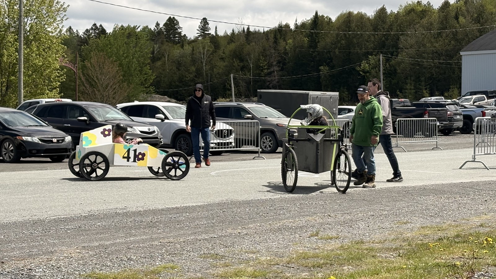 Festival Choc des générations: des jeunes heureux aux courses de boîtes à savon