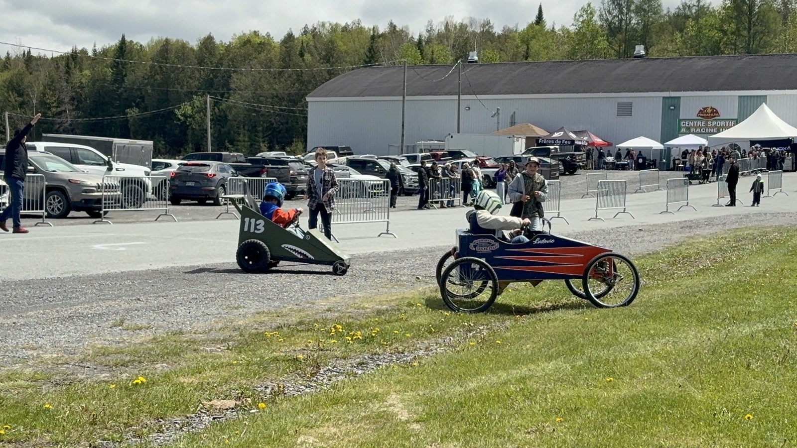 Festival Choc des générations: des jeunes heureux aux courses de boîtes à savon