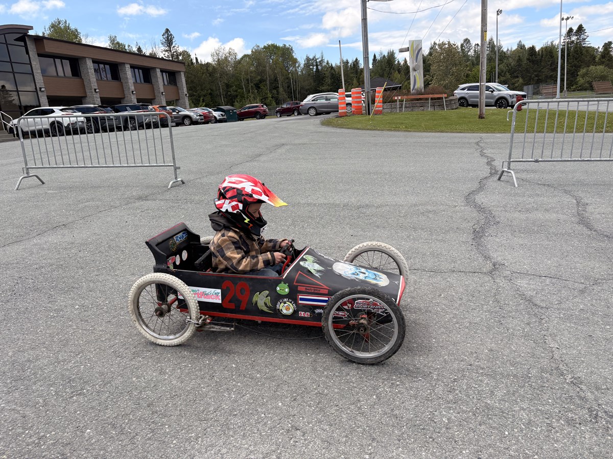 Festival Choc des générations: des jeunes heureux aux courses de boîtes à savon