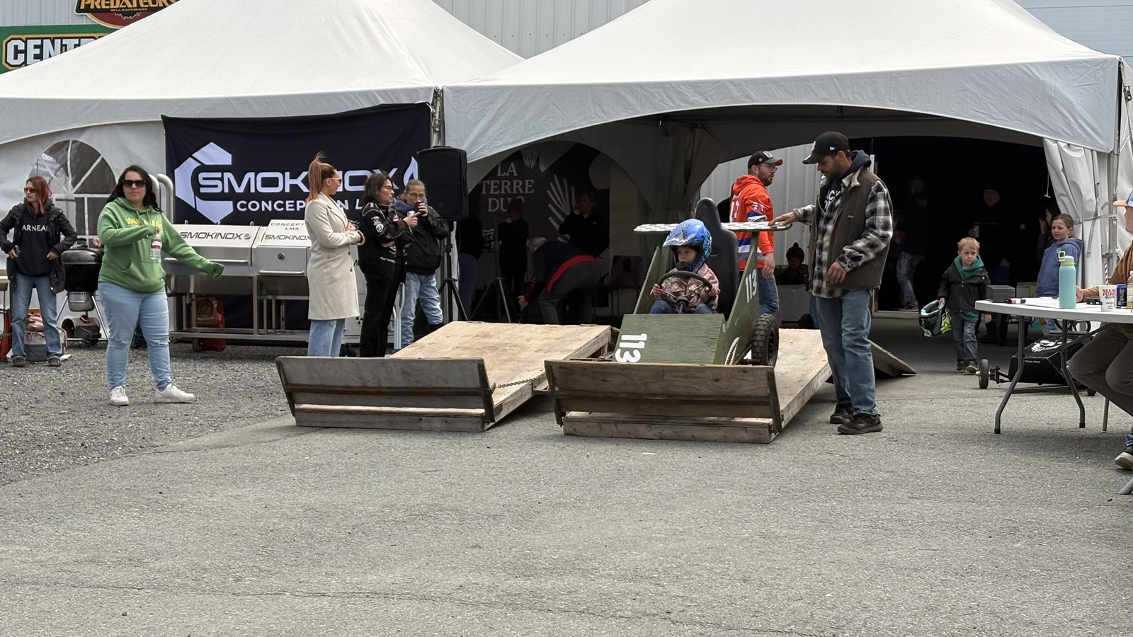 Festival Choc des générations: des jeunes heureux aux courses de boîtes à savon
