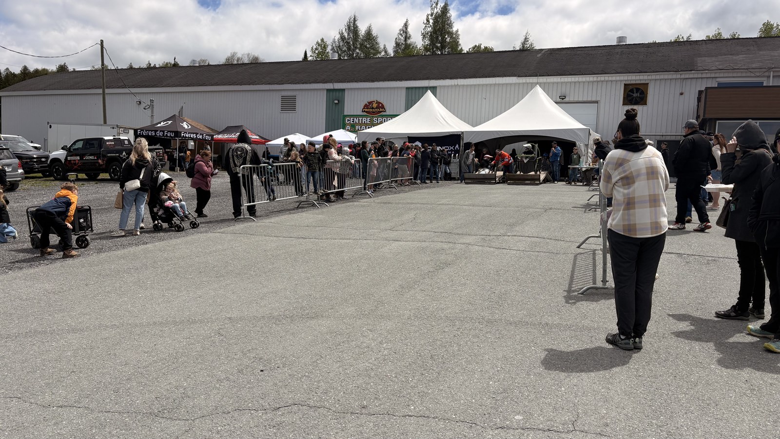 Festival Choc des générations: des jeunes heureux aux courses de boîtes à savon