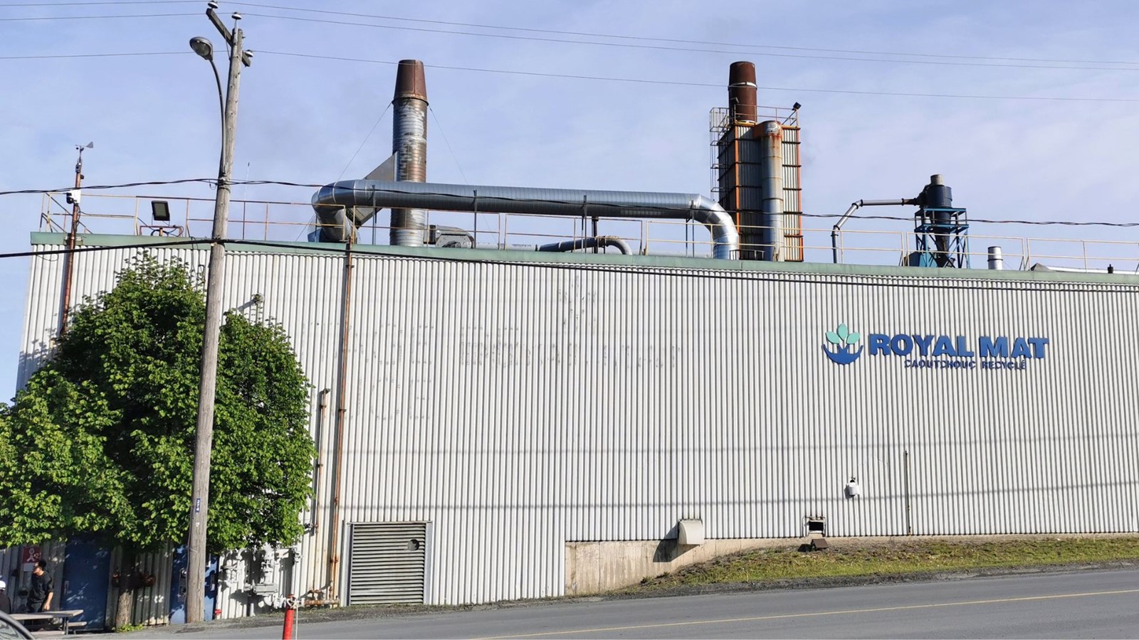 D'après le ministère de l'Environnement, l'usine de Royal Mat n'aurait enregistré «aucun manquement» sur la qualité de l'air, selon les paramètres de la Loi.