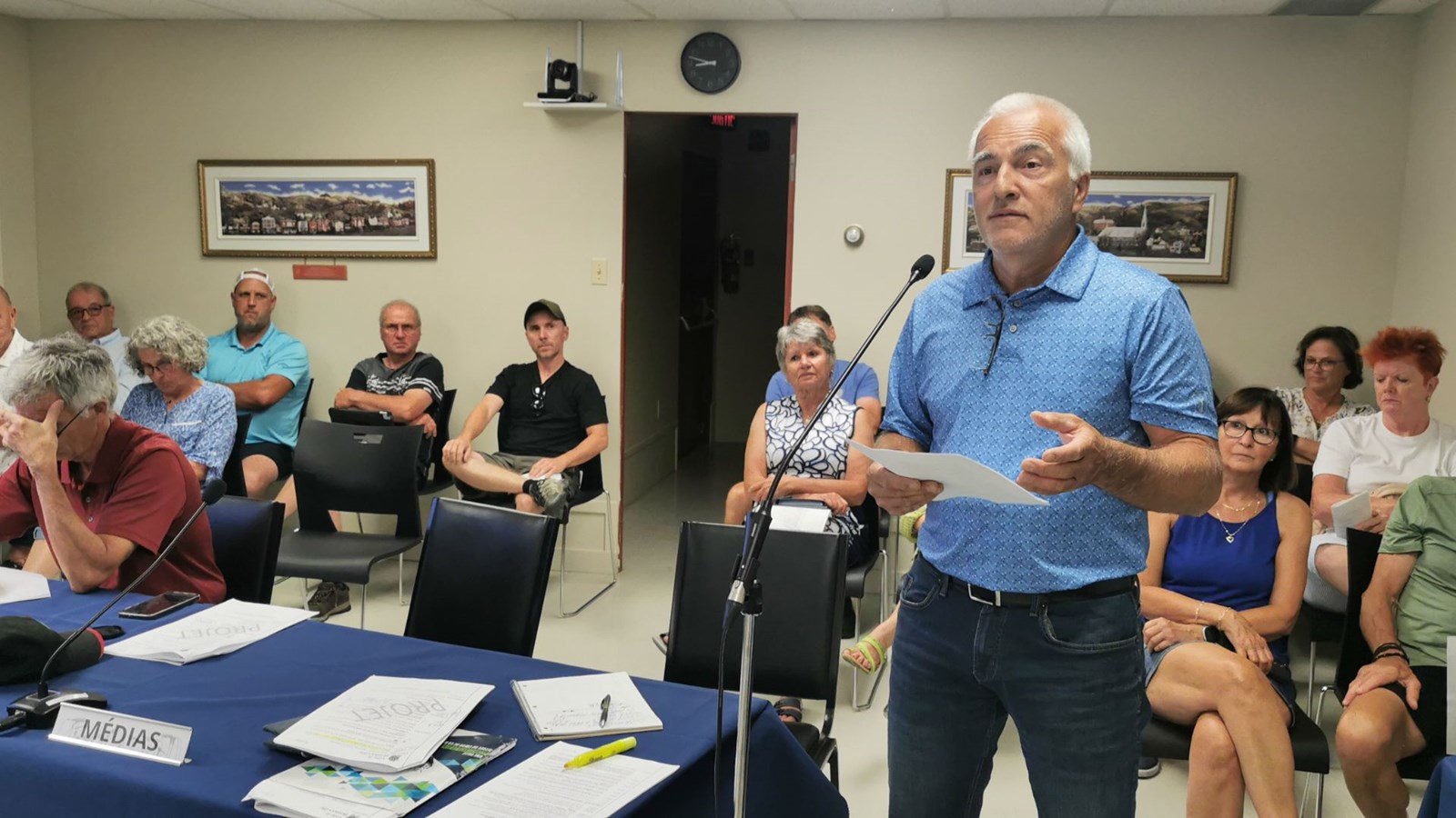 «Est-ce qu'une pétition serait la meilleure solution?», a demandé Richard Duval au conseil municipal de Beauceville, en compagnie d'une vingtaine de citoyens concernés par les émanations de l'usine de Royal Mat.