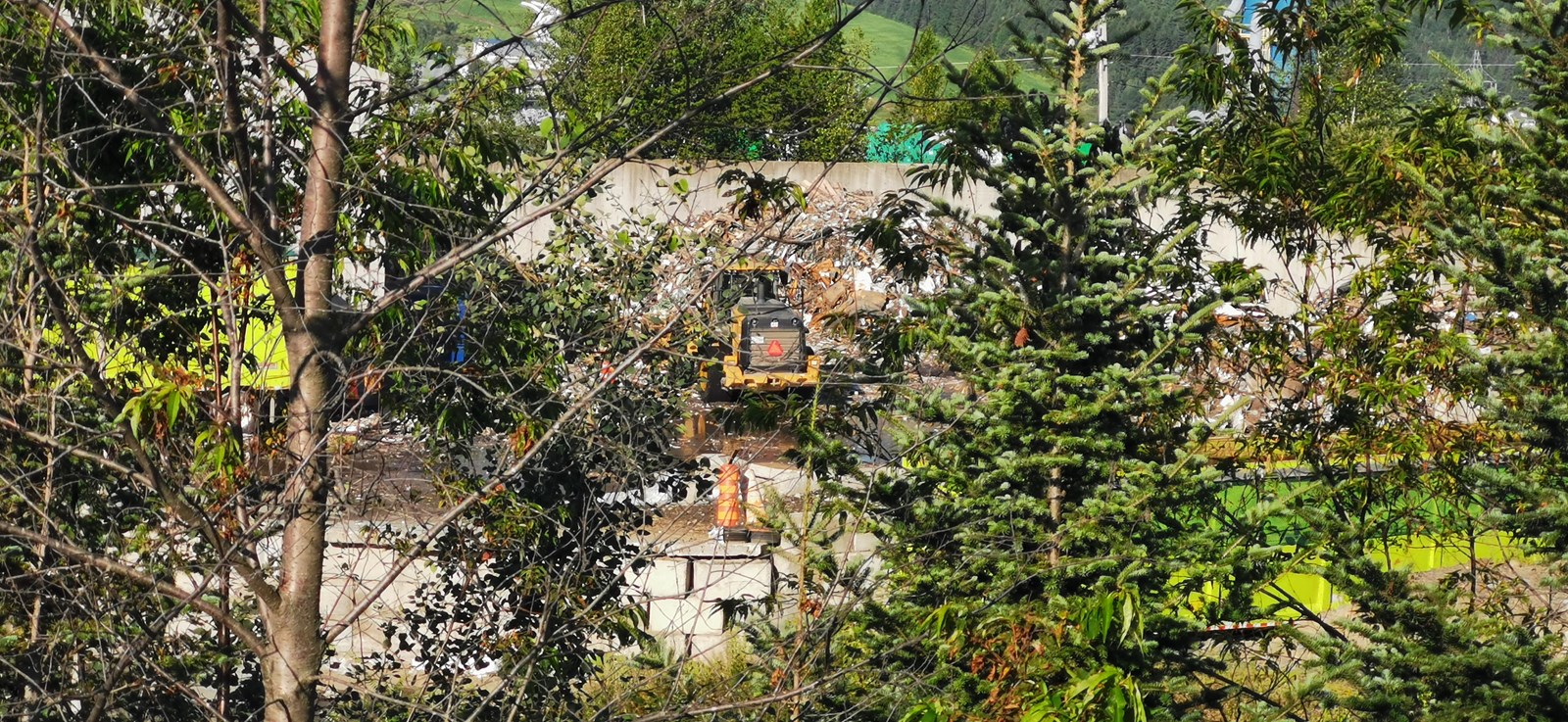 Photo prise à 7 h 45 le 11 juillet 2026. Un bulldozer s'affairait ce matin à nettoyer la zone incendiée qui ne dégageait plus aucune fumée.