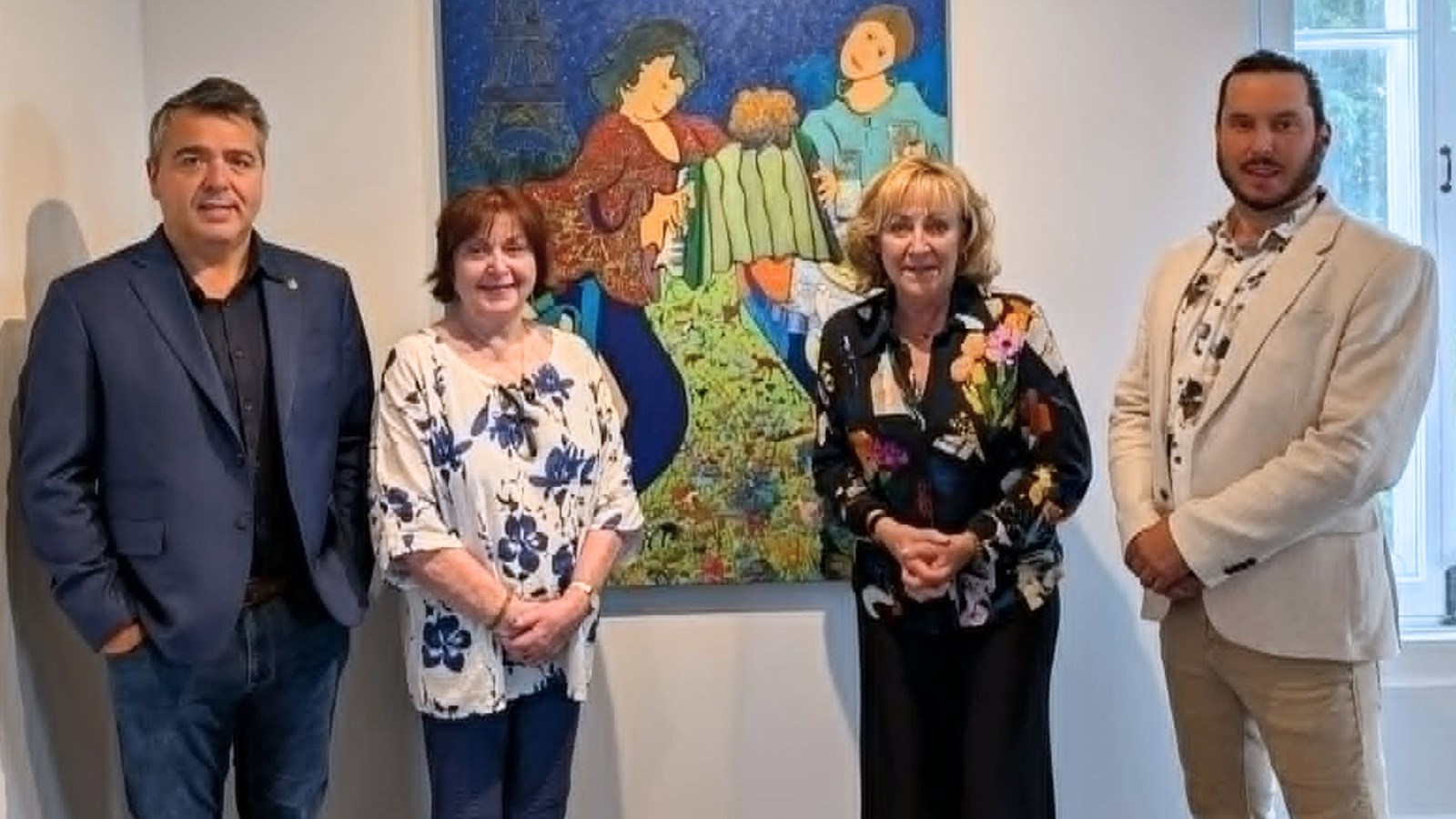 De gauche à droite, Jason Groleau, député fédéral de Beauce, Lyse Marsan, artiste-peintre, ainsi que la présidente du conseil d'administration du Musée Marius-Barbeau, Marie Cliche, et son directeur général, Jean-Sébastien Laliberté.