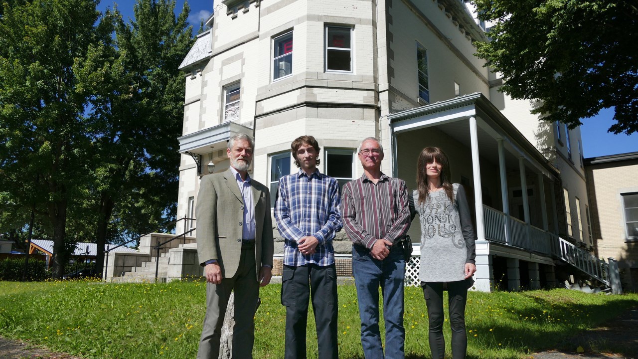 De gauche à droite : François Cliche, vice-président de la Société du patrimoine beauceron, Jason Montmigny, Sébastien Montmigny et Isabelle Fortin, entrepreneurs et promoteurs.